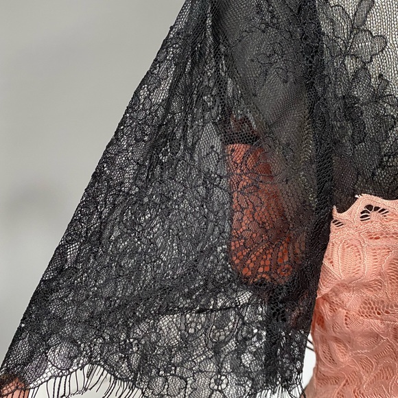 COLORBLOCK LACE SHEATH DRESS - Picture 8 of 9